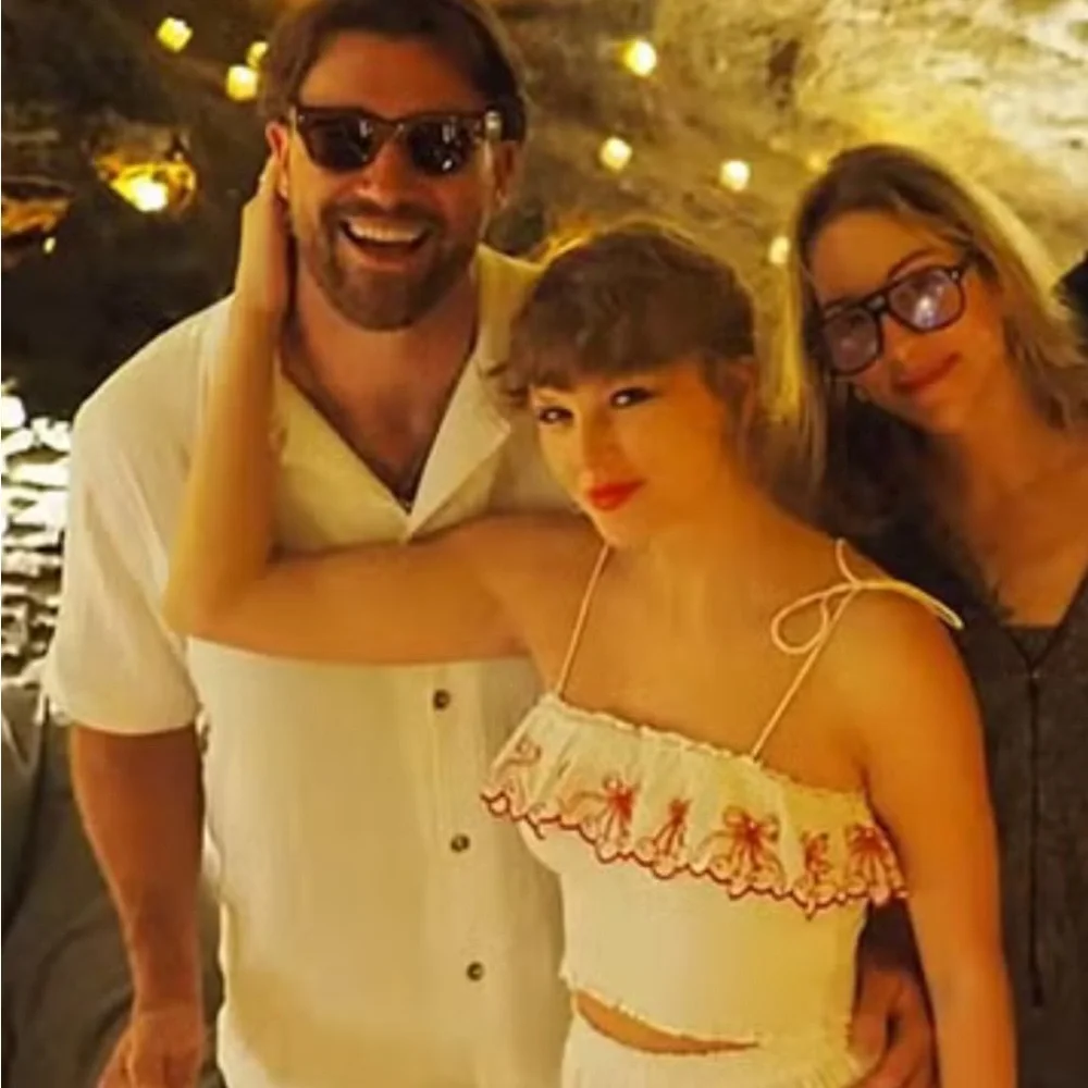 LoveShack Fancy as seen on Taylor Swift. Elegant White and Red Embroidered Skirt - Picture 2 of 5